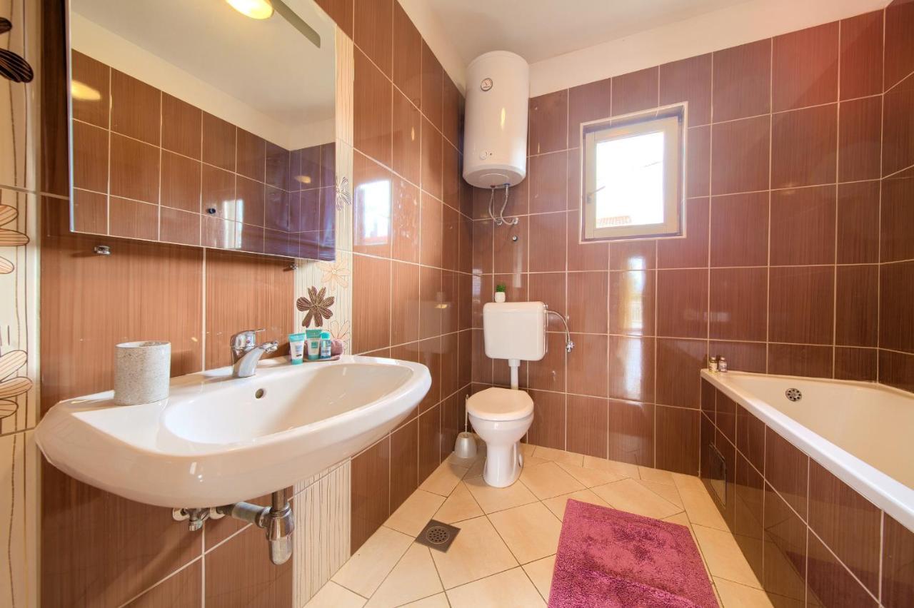 Rasopasno Apartment With Terrace And Private Parking Extérieur photo